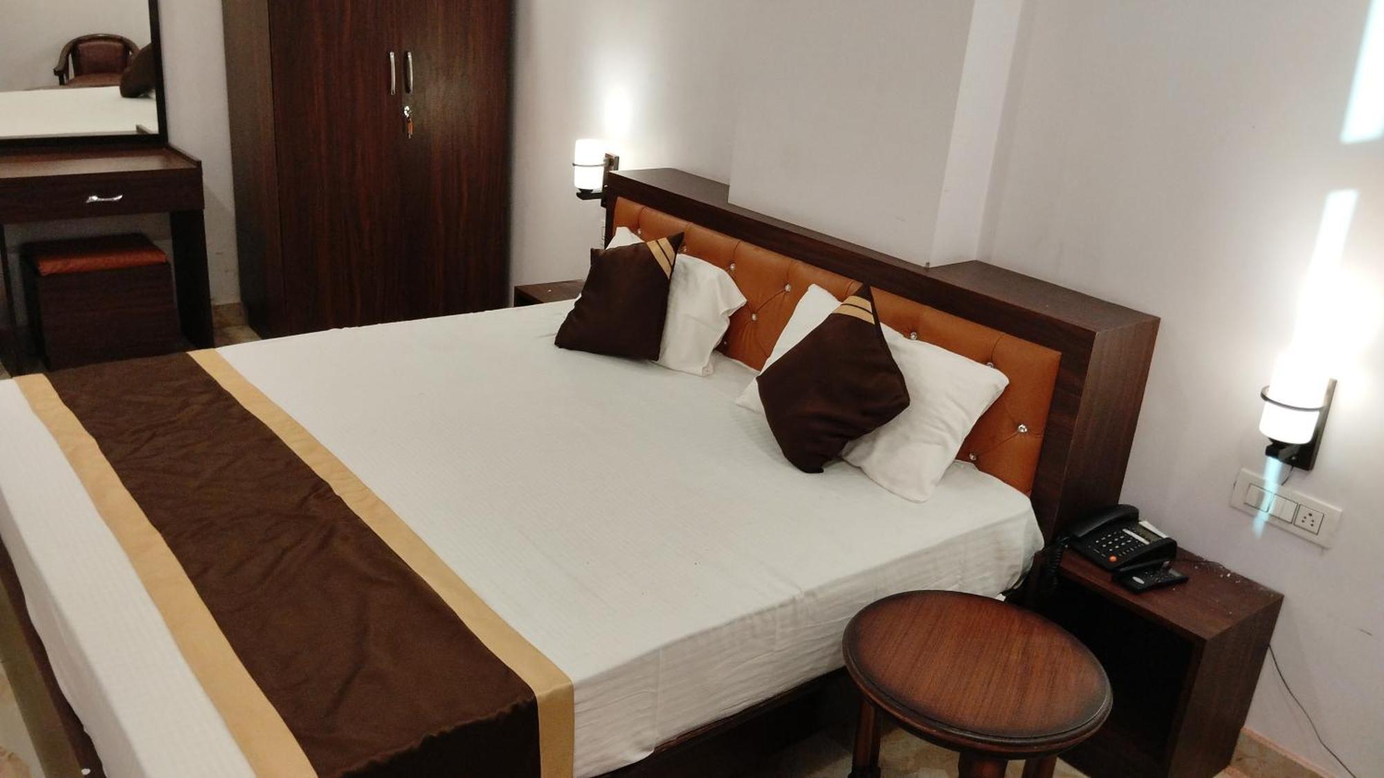 Grand Pearl Hotel & Banquet Лакхнау Екстер'єр фото